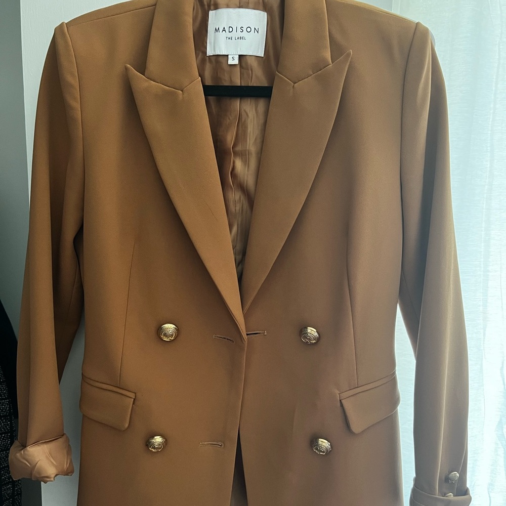 Worn Once - doesn’t fit - gorgeous caramel Color with gold buttons